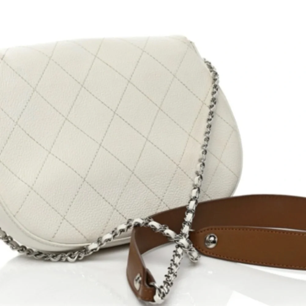 Beautiful White Chanel Crossbody In very good condition! Authentic! - Picture 2 of 7